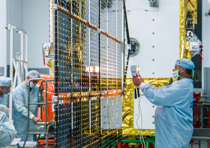 Проверка раскрытия солнечных батарей спутника «Глонасс-К»